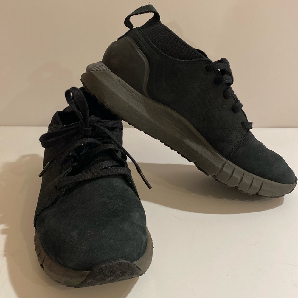 Under Armour HOVR Lace Up Black Sneaker 10.5 (IC)